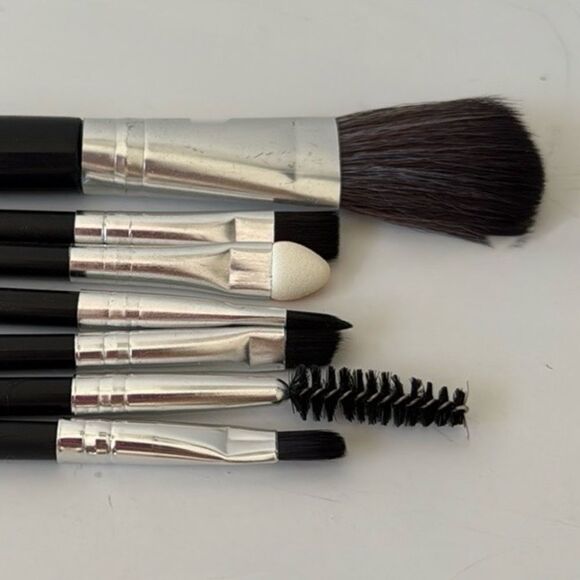 7 Travel Makeup Brushes in the Margot Case – Red with Black Hearts – New - Picture 5 of 9